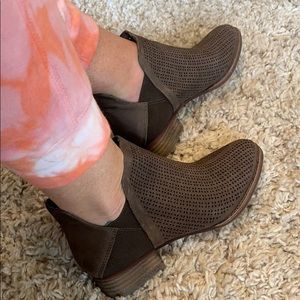 Vince Camuto brown suede boot 6